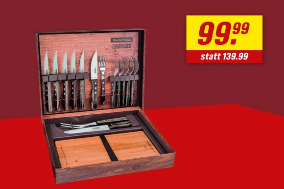 Offener Holzkoffer mit einem Set aus Grillbesteck und Schneidebrettern.